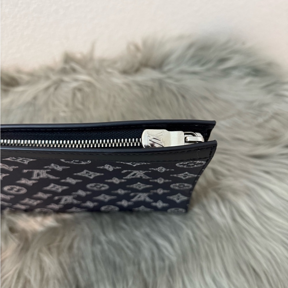 ❌❌SOLD ❌❌ Louis Vuitton x Chapman Brothers Lion Monogram Clutch 10.5x8x2 - Picture 5 of 12